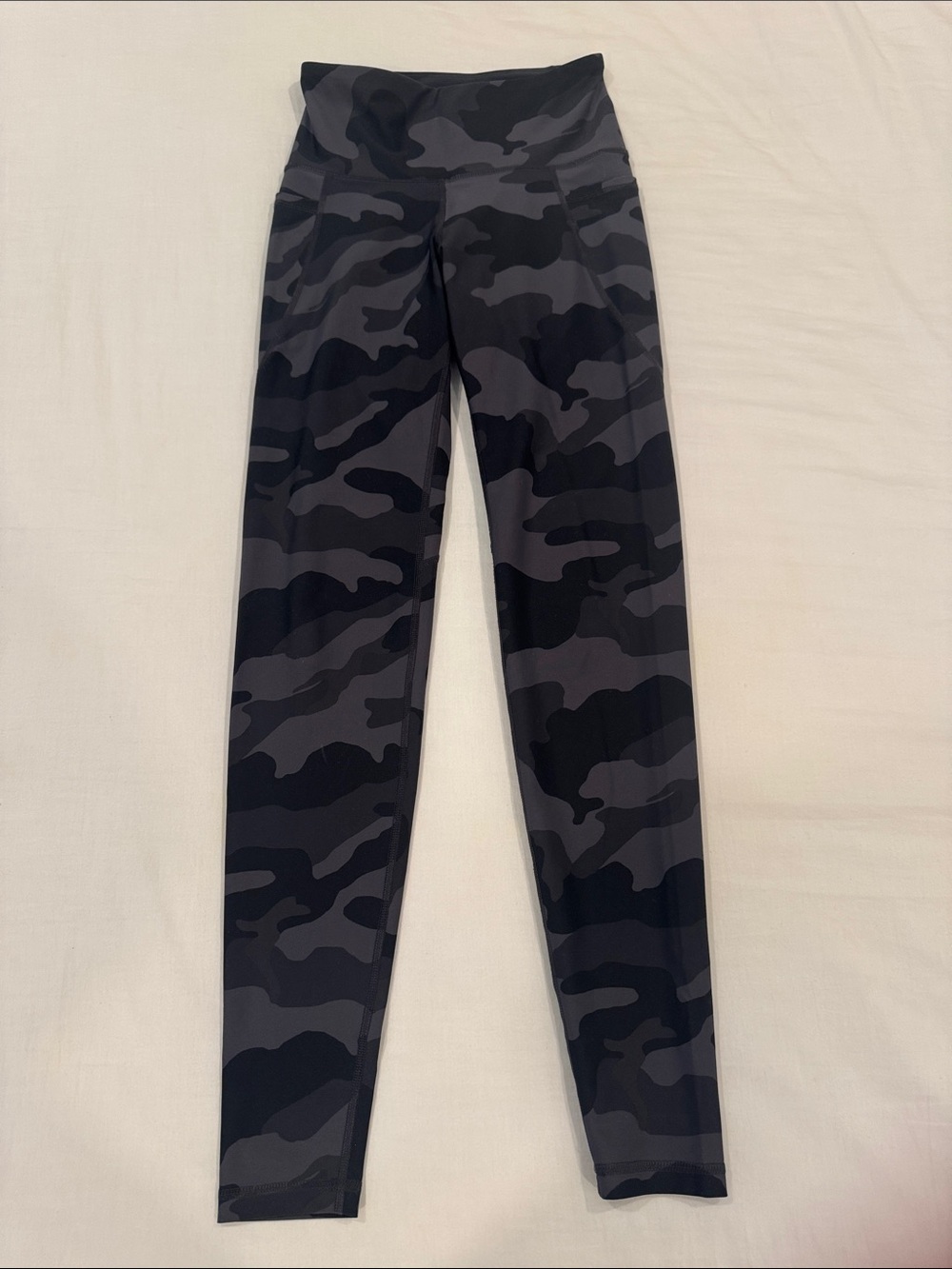 Old Navy Camo High-Rise Leggings in Black & Gray